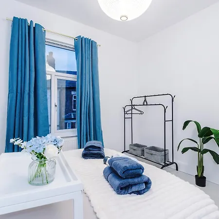 Holiday home Free Parking, Games Room, Sleeps 7, Manchester