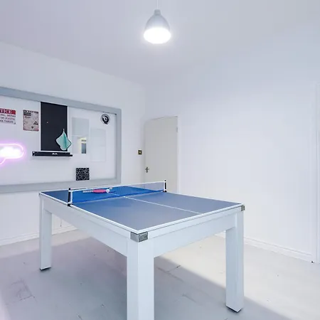 Free Parking, Games Room, Sleeps 7, Holiday home *