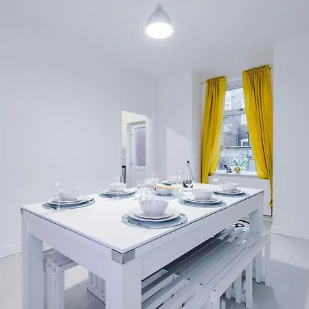 Free Parking, Games Room, Sleeps 7, * Manchester