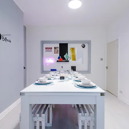 Free Parking, Games Room, Sleeps 7, * Manchester
