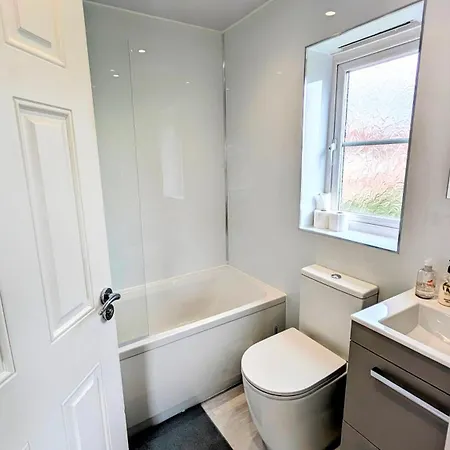 Charming Townhome Retreat, Close To * Manchester