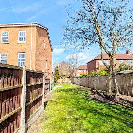 Charming Townhome Retreat, Close To Holiday home *