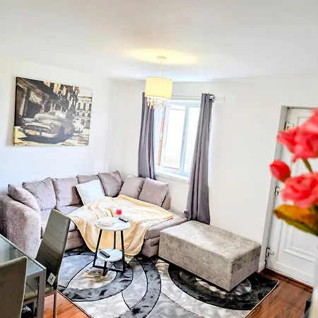 Lovely 5 Bedroom House In Centre With Free Parking!