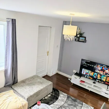 Lovely 5 Bedroom House In Centre With Free Parking!