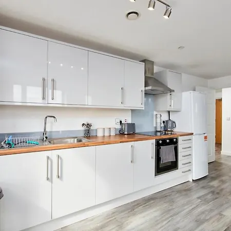 Spacious Apartment, Free Parking, Near Centre By Hass Haus