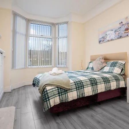 Spacious 4-bedroom Retreat With Garden Dom wakacyjny Manchester