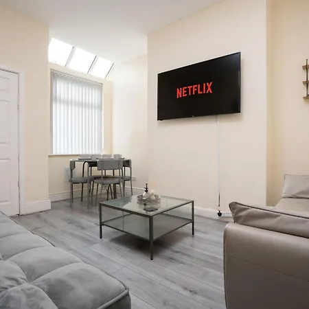 Spacious 4-bedroom Retreat With Garden *