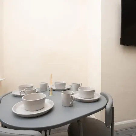 Spacious 4-bedroom Retreat With Garden Manchester