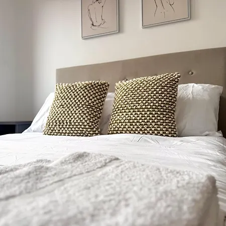 3br Penthouse By Torr Group Short Term Lets With Private Rooftop Garden Apartmán