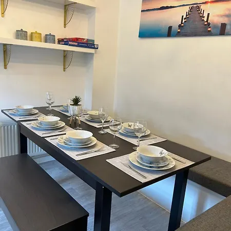 Cheerful 4-bedroom House With Multiple Car Parking Holiday home Manchester