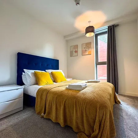 M1 Townhouse - Free Parking & Central Manchester Apartment *