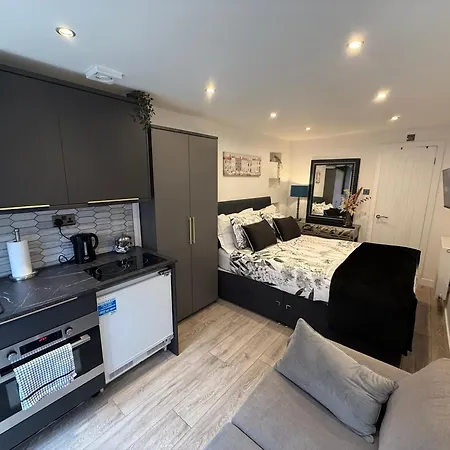 Lux Private Entrance 1 Bed - Free Parking - Ideal For Coop Live, Mcr Centre, Salford Royal Hospital & Buile Hill Mansion Wedding Venue * Manchester