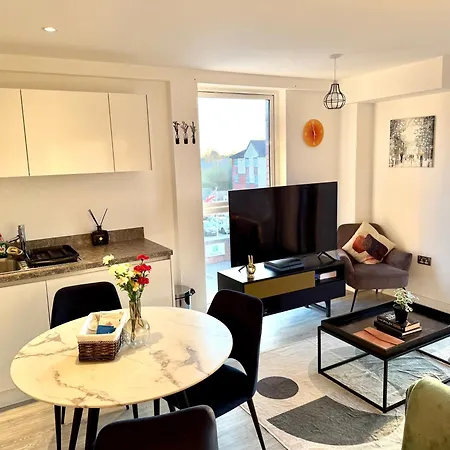 Relaxing 1-bed Flat In Salford With Street Parking *