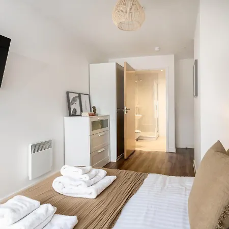 Apartment 2 Bedroom Apartment By Paul & Malin Properties Short Lets & Serviced Accommodation Stretford With Free Wifi & Gym Access *