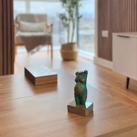 3 Bedroom Apartment By Paul & Malin Properties Short Lets & Serviced Accommodation Manchester With Free Parking & Gym Access *