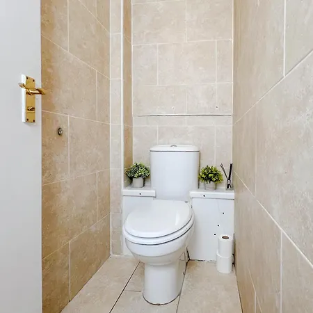 Cozy Next To Ao Arena With Free Parking *