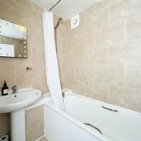 Cozy Next To Ao Arena With Free Parking *