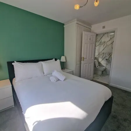 Pendlebury House Free Parking By Superhost Holiday home *