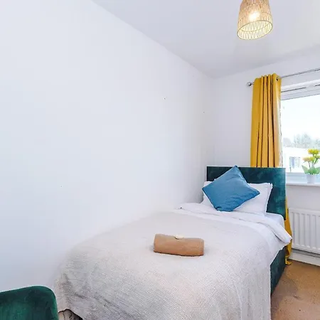 Stunning 5 Bedroom Townhouse In Salford, Free Parking, Sleeps Up To 11 Guests Apartment