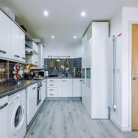 Stunning 5 Bedroom Townhouse In Salford, Free Parking, Sleeps Up To 11 Guests Lejlighed *