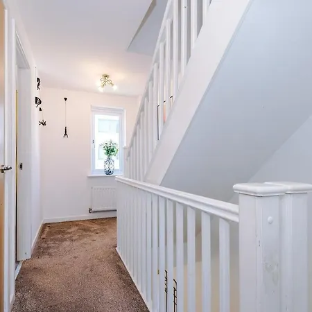 Stunning 5 Bedroom Townhouse In Salford, Free Parking, Sleeps Up To 11 Guests Apartment Manchester
