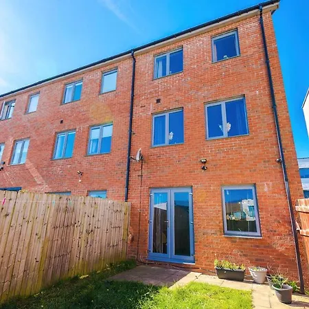 Stunning 5 Bedroom Townhouse In Salford, Free Parking, Sleeps Up To 11 Guests Manchester
