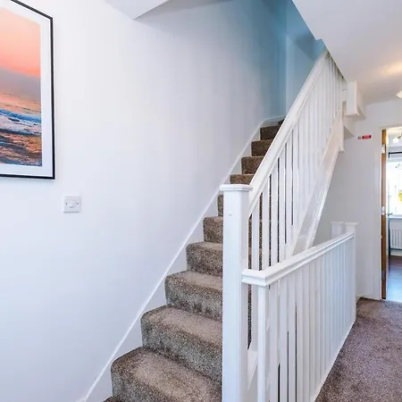 Stunning 5 Bedroom Townhouse In Salford, Free Parking, Sleeps Up To 11 Guests Manchester