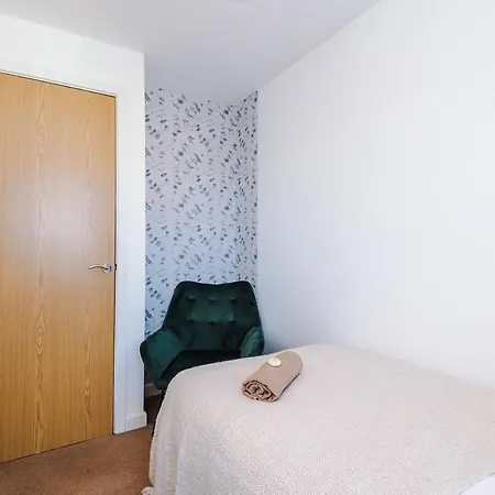 Stunning 5 Bedroom Townhouse In Salford, Free Parking, Sleeps Up To 11 Guests Lejlighed