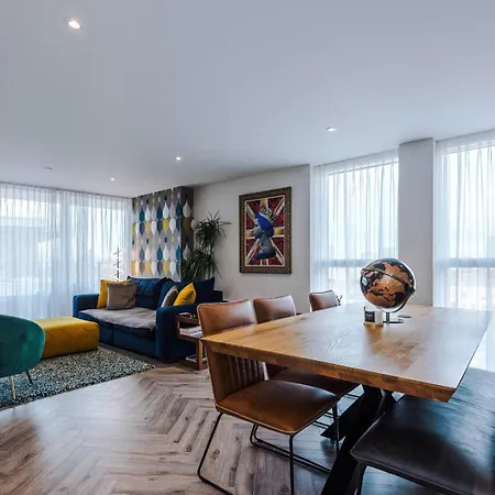 Cohost Partners Stylish Retreat With Views * マンチェスター