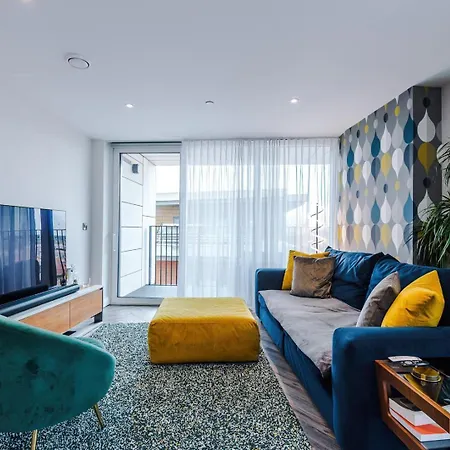 Cohost Partners Stylish Retreat With Views