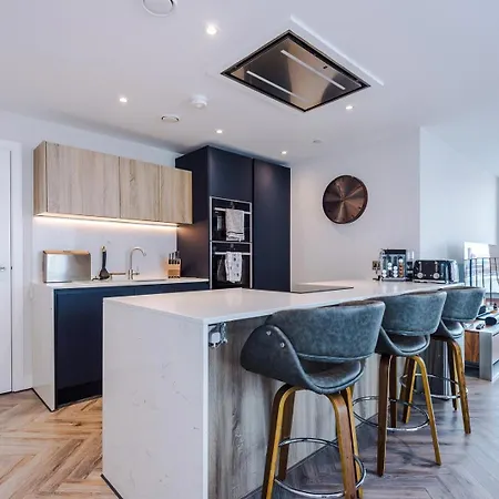 Cohost Partners Stylish Retreat With Views アパート マンチェスター