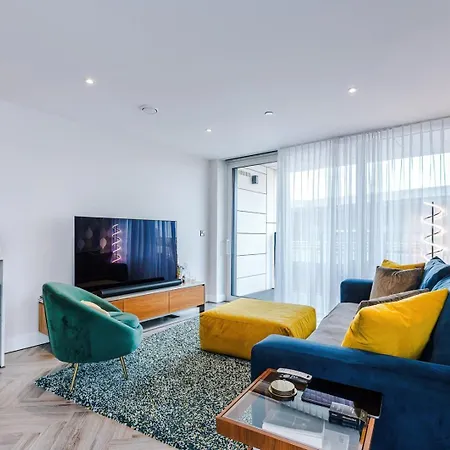 Cohost Partners Stylish Retreat With Views