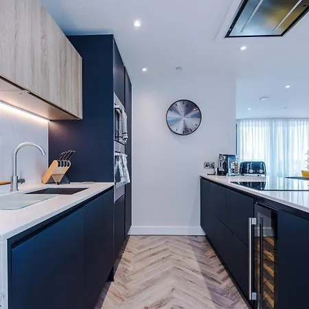 Cohost Partners Stylish Retreat With Views マンチェスター