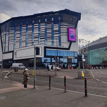 Penthouse-like With & Waterfront Views In Old Trafford With 500mbps Internet And Netflix