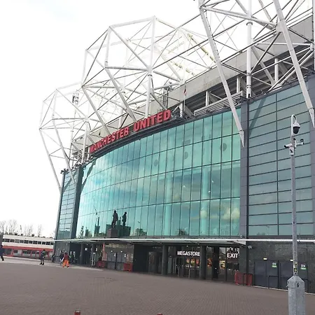 Penthouse-like With & Waterfront Views In Old Trafford *