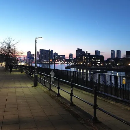 Penthouse-like With & Waterfront Views In Old Trafford With 500mbps Internet And Netflix * Manchester