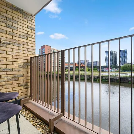- - Sleeps 5 - Parking Apartment Manchester