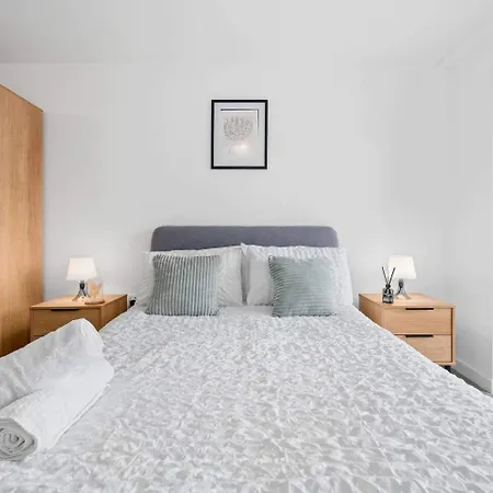- - Sleeps 5 - Parking * Manchester