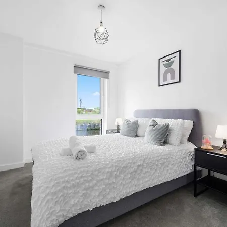 - - Sleeps 5 - Parking *