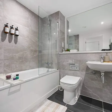 - - Sleeps 5 - Parking Apartment *