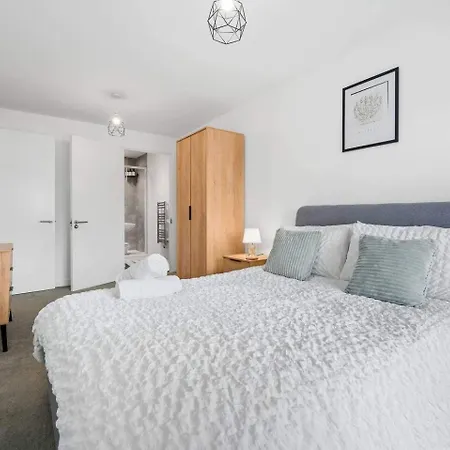 Apartment - - Sleeps 5 - Parking Manchester