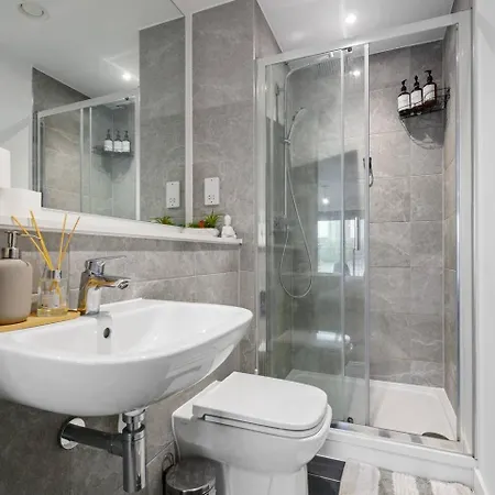 - - Sleeps 5 - Parking Manchester