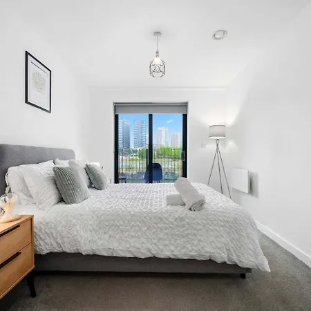 - - Sleeps 5 - Parking Apartment Manchester