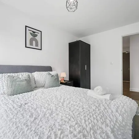 Apartment - - Sleeps 5 - Parking Manchester