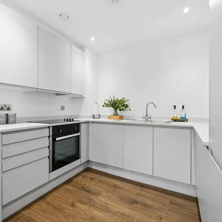 - - Sleeps 5 - Parking * Manchester