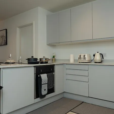 Modern 2 Bed Old Trafford With 2 Bathrooms And Workspaces - Mediacityuk, Trafford Centre - Free 1hr Early Check-in Appartamento