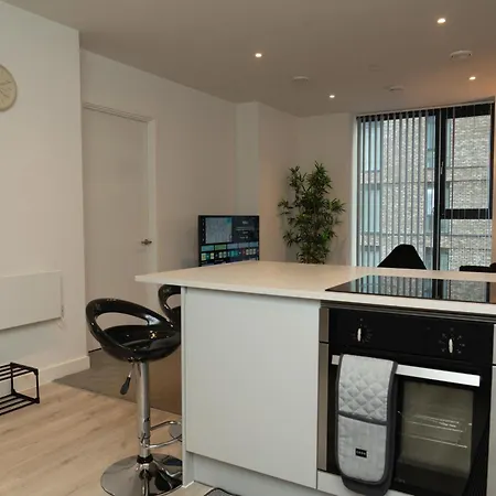 Modern 2 Bed Old Trafford With 2 Bathrooms And Workspaces - Mediacityuk, Trafford Centre - Free 1hr Early Check-in * Manchester