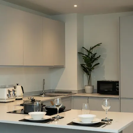 Modern 2 Bed Old Trafford With 2 Bathrooms And Workspaces - Mediacityuk, Trafford Centre - Free 1hr Early Check-in Appartamento