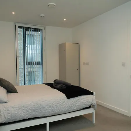 Modern 2 Bed Old Trafford With 2 Bathrooms And Workspaces - Mediacityuk, Trafford Centre - Free 1hr Early Check-in Manchester