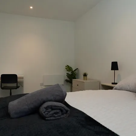 Modern 2 Bed Old Trafford With 2 Bathrooms And Workspaces - Mediacityuk, Trafford Centre - Free 1hr Early Check-in * Manchester